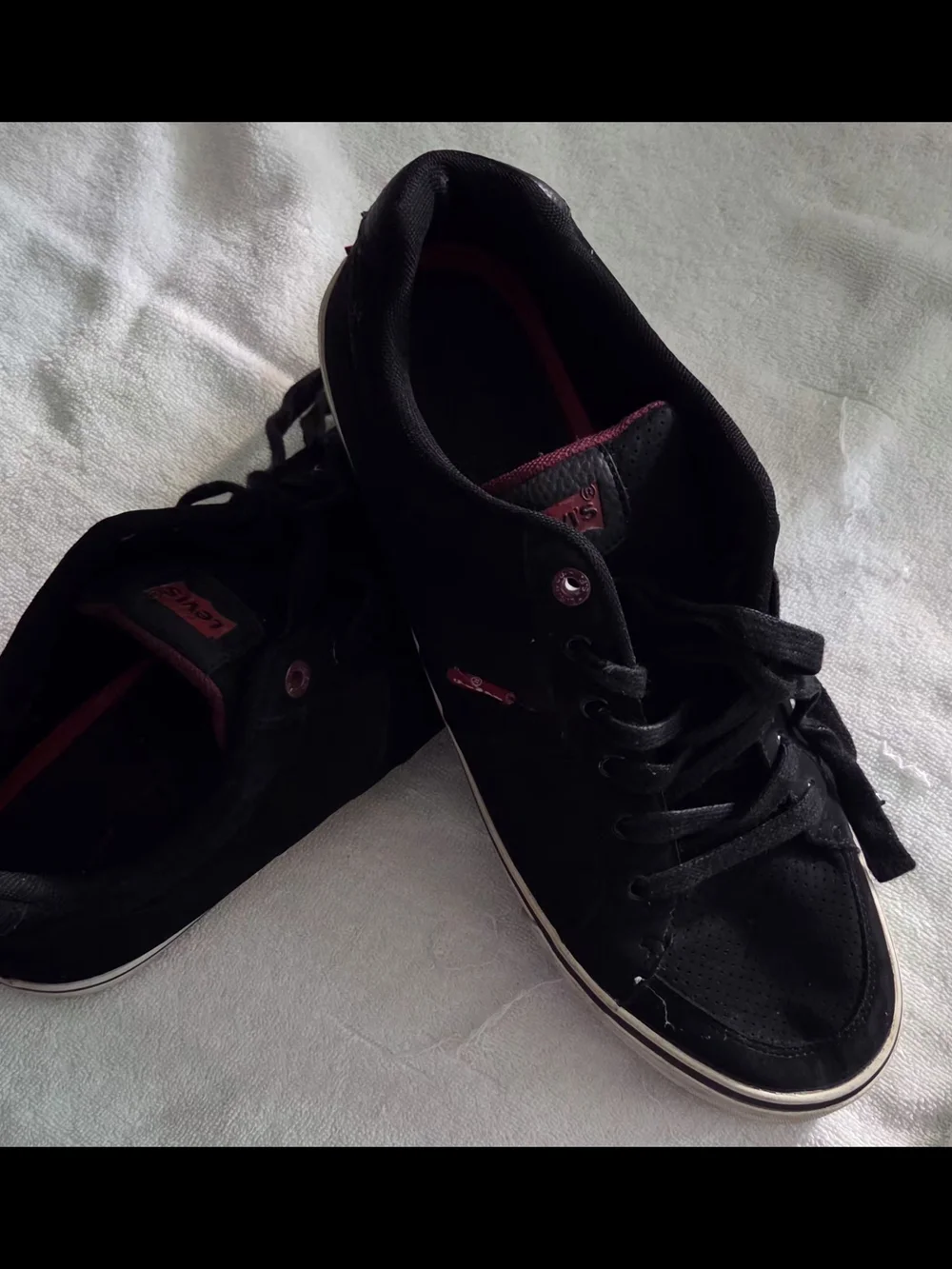 Levi's Men's Black Low-Top Casual Sneakers with Burgundy Accents